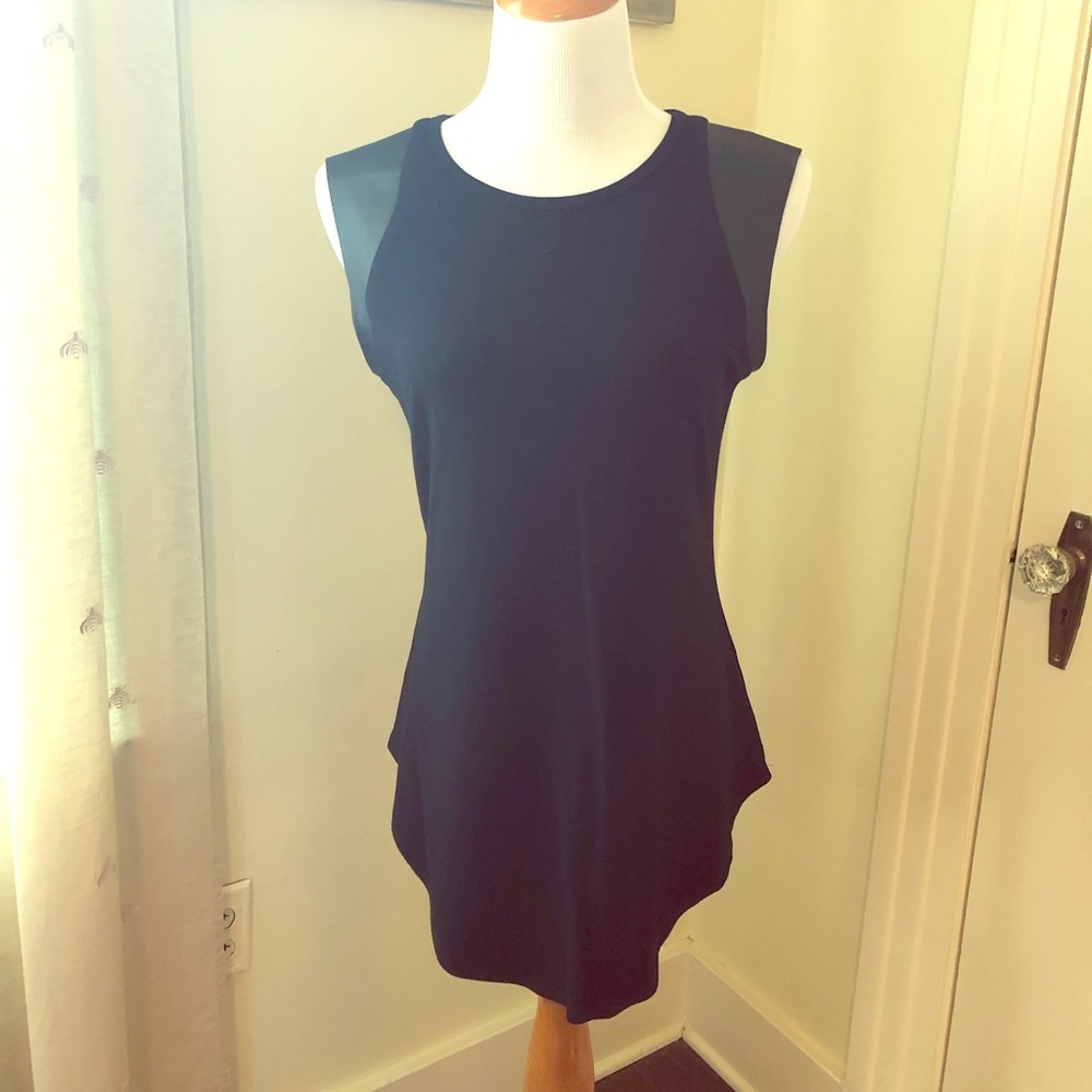 Red 23 size M black sleeveless tunic with leather